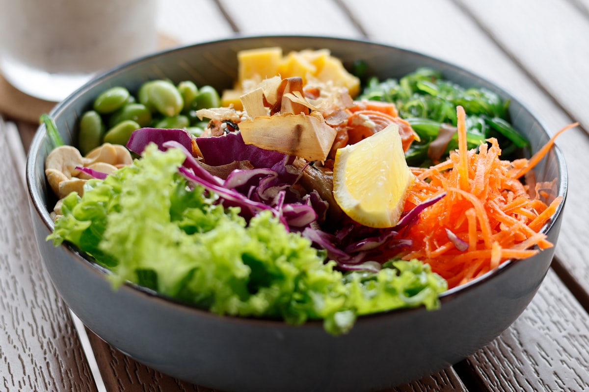 Grüner Salat mit Kichererbsen und Tahini-Dressing